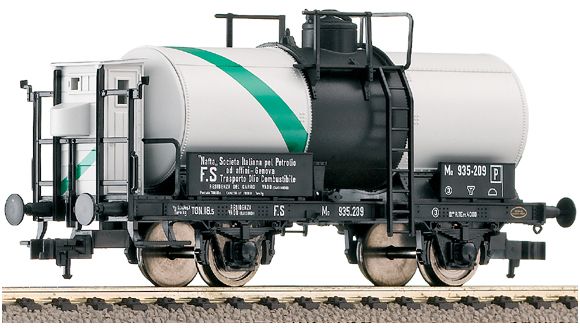2 axle Tank car for oil products<br /><a href='images/pictures/Fleischmann/543713.jpg' target='_blank'>Full size image</a>